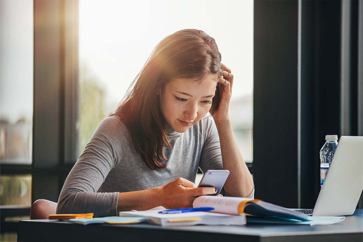 She is looking at the picture. Человек учится по смартфону картинка. Бесплатное обучение смартфонам. Study mobile. Studying woman on Table with student.