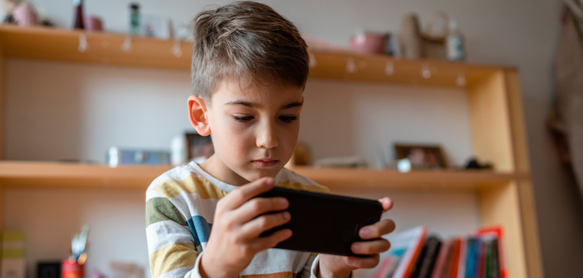 Enfant jouant à la console portable